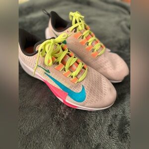 New Nike Colorful Active Athletic Women’s Sneakers size 7